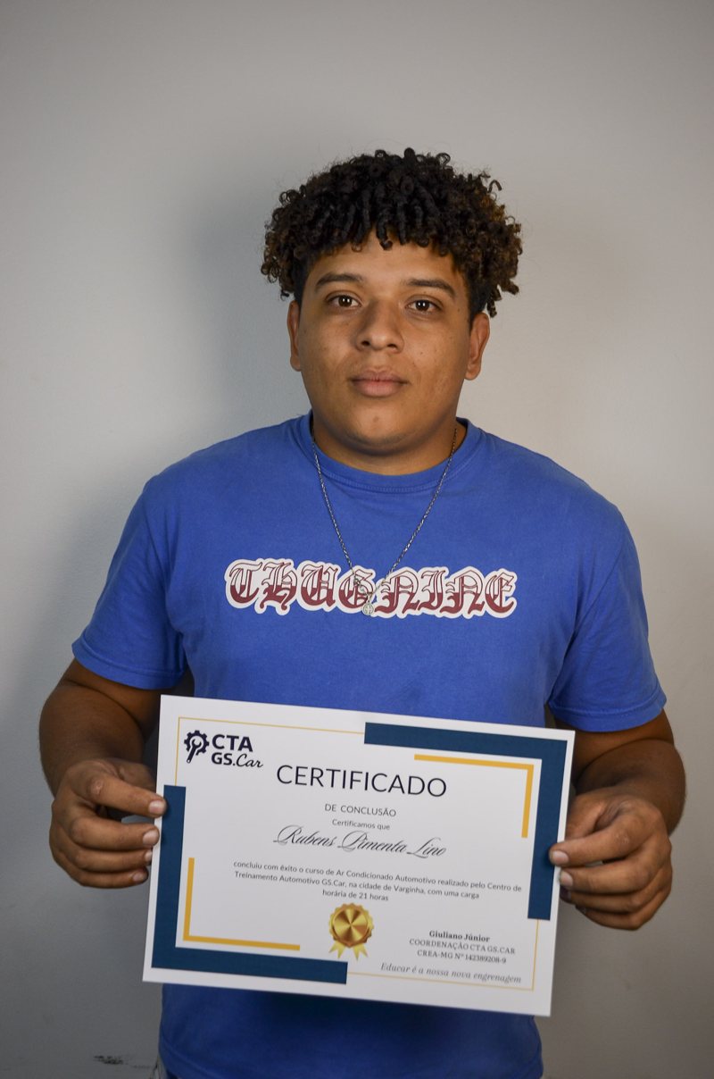 Aluno com o certificado do CTA GS.Car