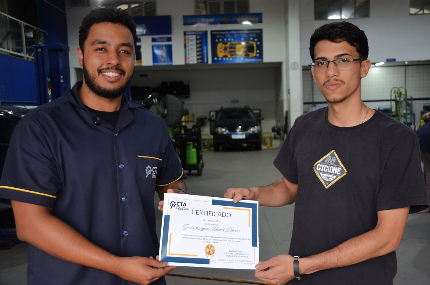 Entrega de certificado a um aluno
